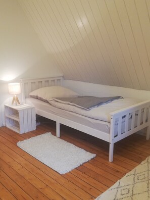 7 bedrooms, desk, WiFi, bed sheets