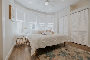 3 多间卧室、熨斗/熨衣板、上网接入、床单