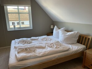 3 bedrooms, travel crib, free WiFi, bed sheets