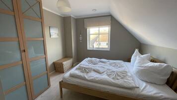 3 bedrooms, travel cot, free WiFi, bed sheets