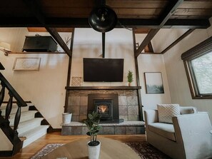 TV, caminetto, tavolo da calcetto, giocattoli