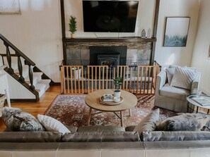 电视、壁炉、桌上足球、玩具