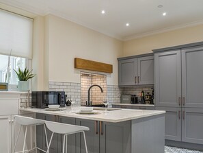 Dishwasher, high chair - Church View - UKC5700 (Castletown)