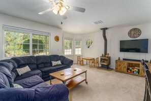 Smart TV - Charming house in green heaven with pool table with lovely backyard (Oakhurst)