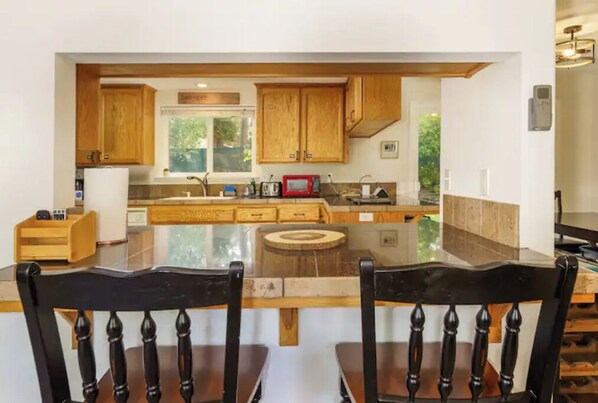 Fridge, microwave, oven, stovetop - Charming house in green heaven with pool table with lovely backyard (Oakhurst)