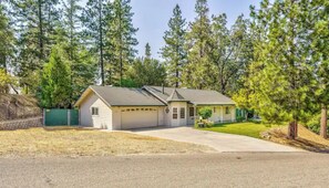 Exterior - Charming house in green heaven with pool table with lovely backyard (Oakhurst)