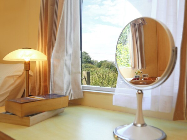 3 bedrooms, free WiFi, bed sheets - 3 bedroom accommodation in Snargate (Snargate)