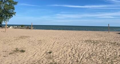 Cozy canal cottage on Cedar Island steps away from sandy Lake Erie beaches!!!!!!