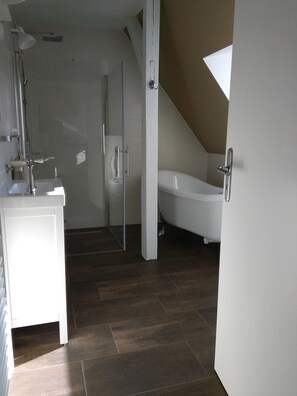 Bathtub, hair dryer, soap, toilet paper - Vacation apartment with sauna in Wendland between Göhrde, golf course and forest pool<br> (Zernien)