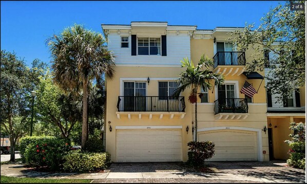 Exterior - 3/3.5 Furnished condo; 12-month rental- 1+ miles from beach. (Boca Raton)