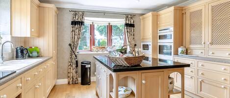 Astianpesukone, syöttötuoli