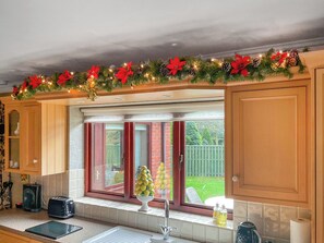 A kitchen with a window, a toaster, a sink, and a Christmas tree on the windowsill. - 3 bedroom accommodation in Ottringham, near Withernsea (Ottringham, near Withernsea)