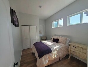 6 bedrooms, desk, iron/ironing board, free WiFi