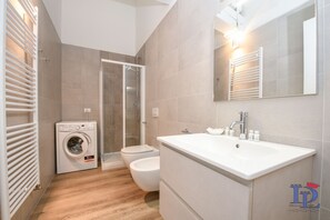 Een douche, een haardroger, handdoeken