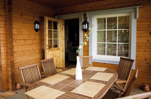 Upscale log villa by the lake + beach sauna