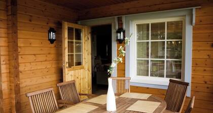 Upscale log villa by the lake + beach sauna