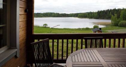 Upscale log villa by the lake + beach sauna