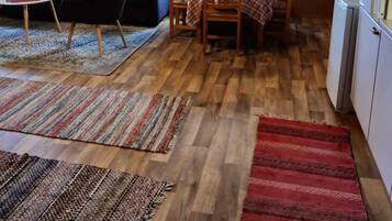 Televisio, takka, työhuone