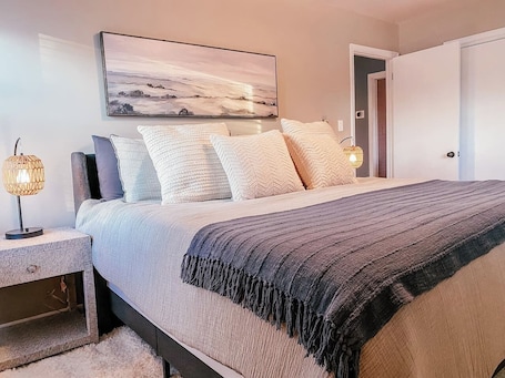 Free WiFi, bed sheets. Newly updated 3 bedroom cottage with Solo Stove fire pit