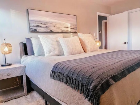 3 bedrooms, free WiFi, bed sheets. Newly updated 3 bedroom cottage with Solo Stove fire pit