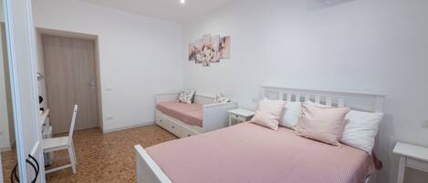 3 chambres, fer et planche à repasser, Wi-Fi gratuit, draps fournis