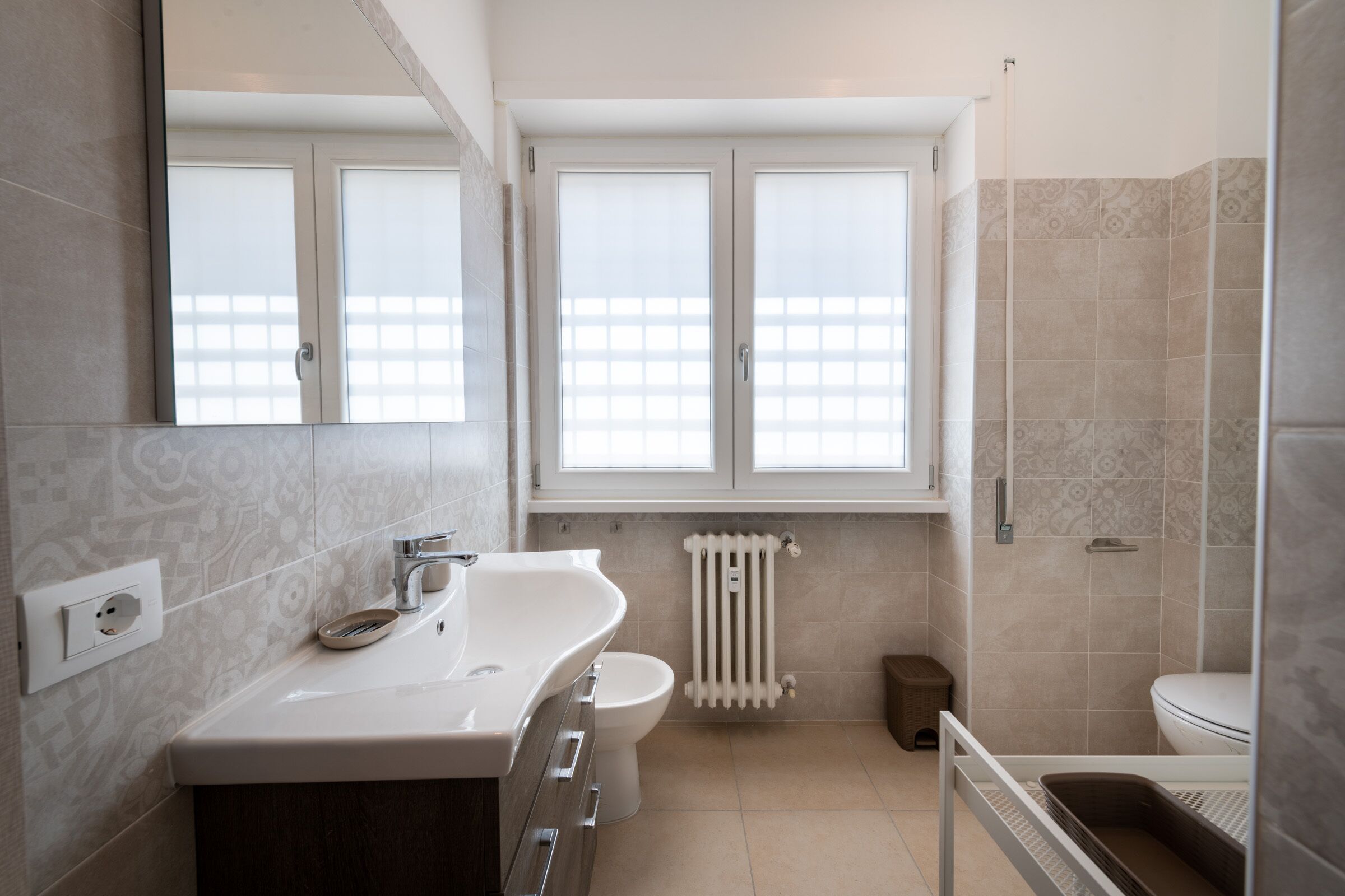 Douche, sèche-cheveux, bidet, serviettes fournies