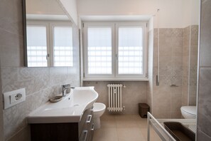Shower, hair dryer, bidet, towels - Casa Rosa Beige e Blu (Rome)