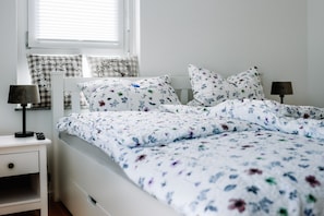 1 habitación, tabla de planchar con plancha, cunas y wifi gratis