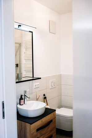 Dusche, Haartrockner, Handtücher, Seife