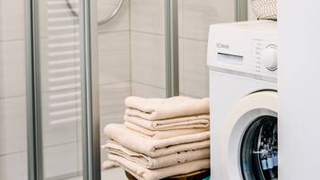 Dusche, Haartrockner, Handtücher, Seife