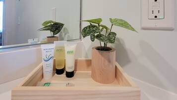 Standaard kamer, 1 kingsize bed | Badkamer | Een regendouche, handdoeken, zeep, shampoo