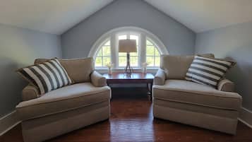 Mountain View | Living area | 42-inch LED TV with cable channels, TV, Netflix