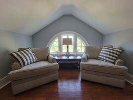 标准双人房 | 起居区 | 42-英寸LED 电视（配备有线频道）、电视、Netflix