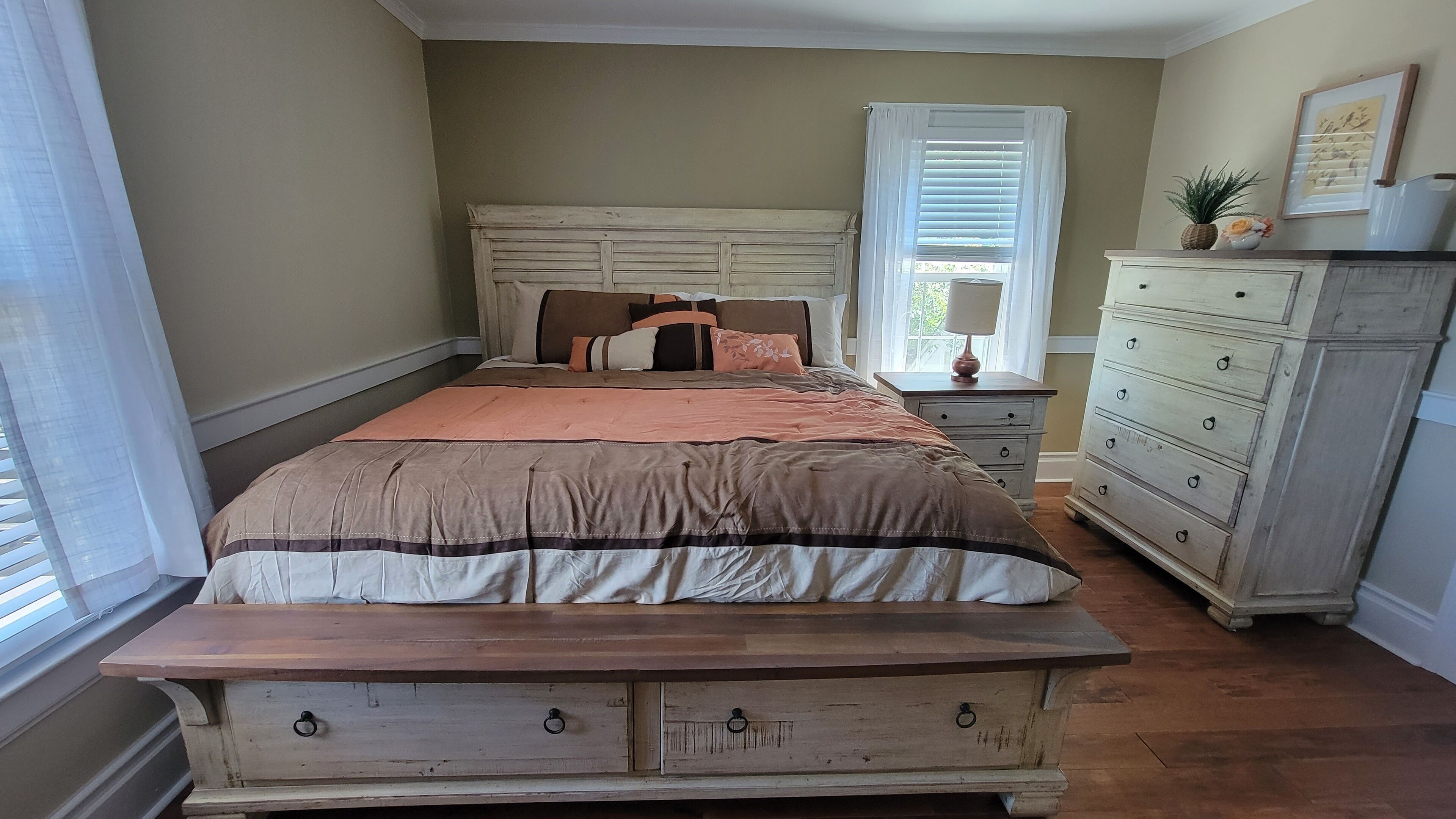 Antique Room | Egyptian cotton sheets, premium bedding, down comforters