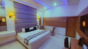 Royal Single Room | Desk, laptop workspace, free WiFi, bed sheets - OLYMPUS HOTEL & SUITES (Ibadan)