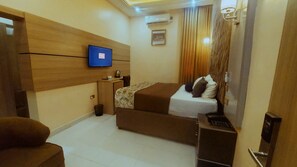 Executive Single Room | Desk, laptop workspace, free WiFi, bed sheets - OLYMPUS HOTEL & SUITES (Ibadan)