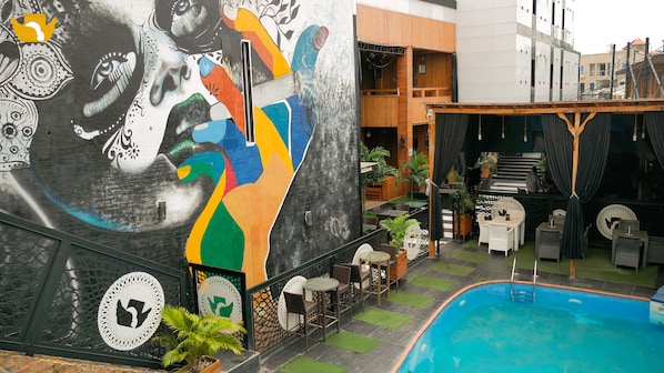 2 outdoor pools