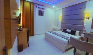 Royal Single Room | Desk, laptop workspace, free WiFi, bed sheets