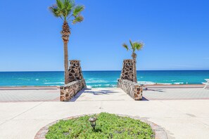 Property grounds - Paradise Villas #16: Playa Encanto beachfront w/ ocean views and pool access (Puerto Peñasco)