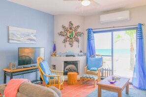 Una televisión, una chimenea