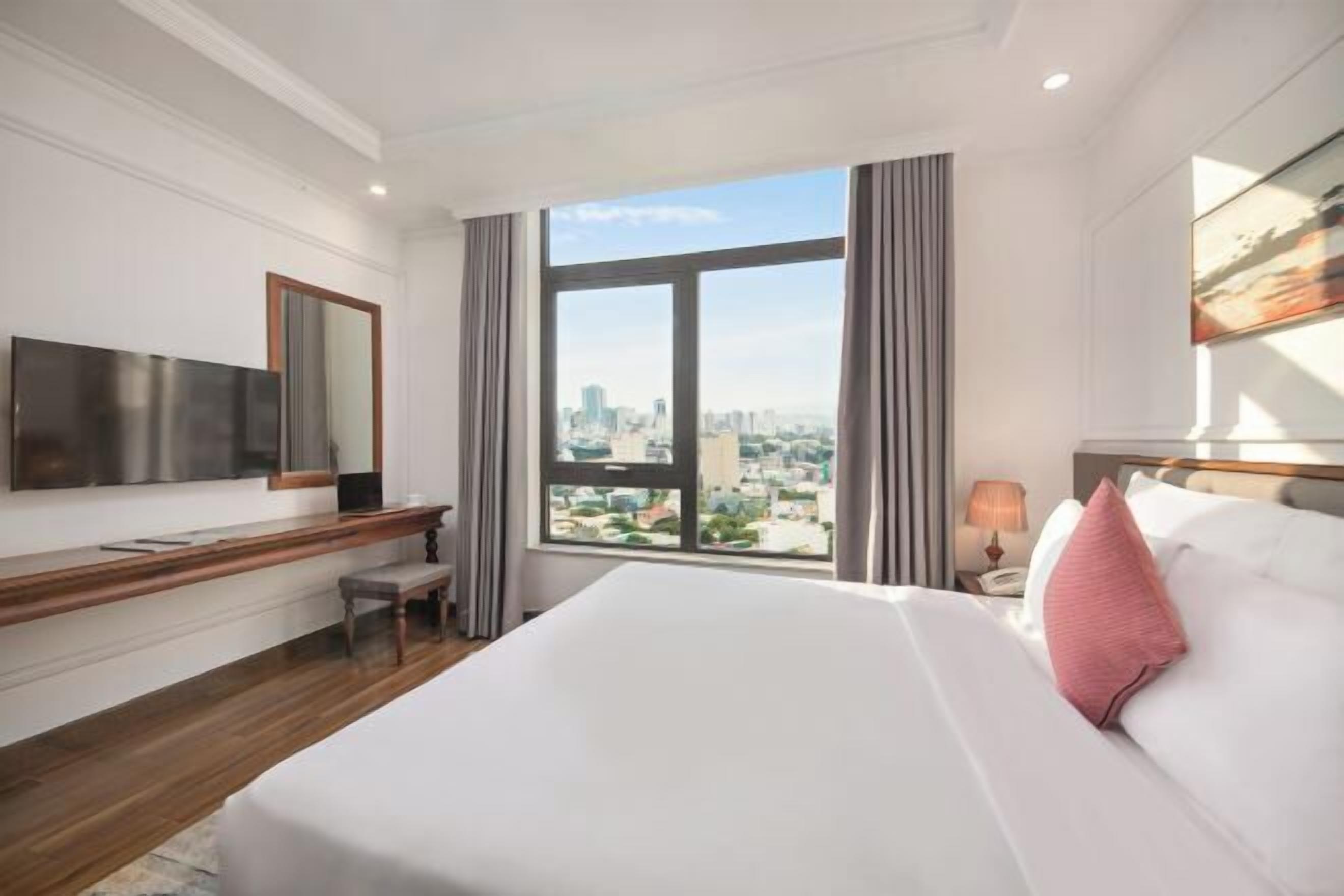 Ropa de cama de alta calidad, colchones con pillow-top y minibar 