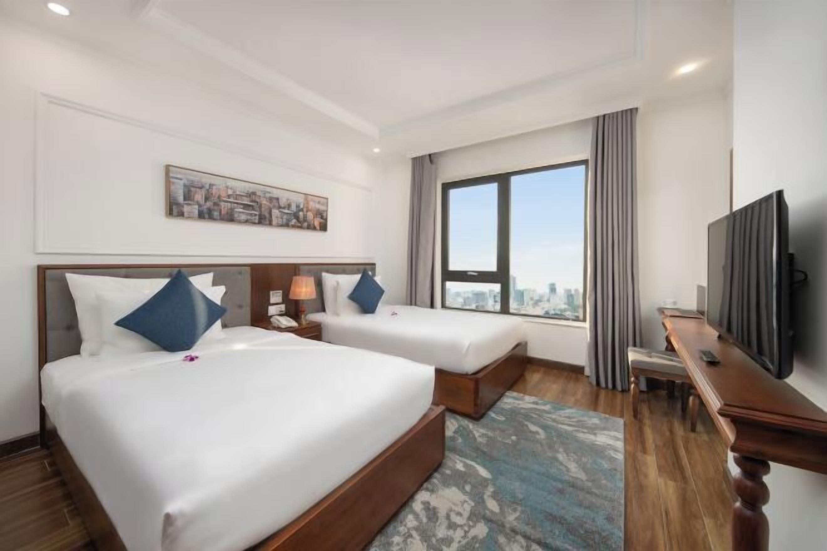 Ropa de cama de alta calidad, colchones con pillow-top y minibar 