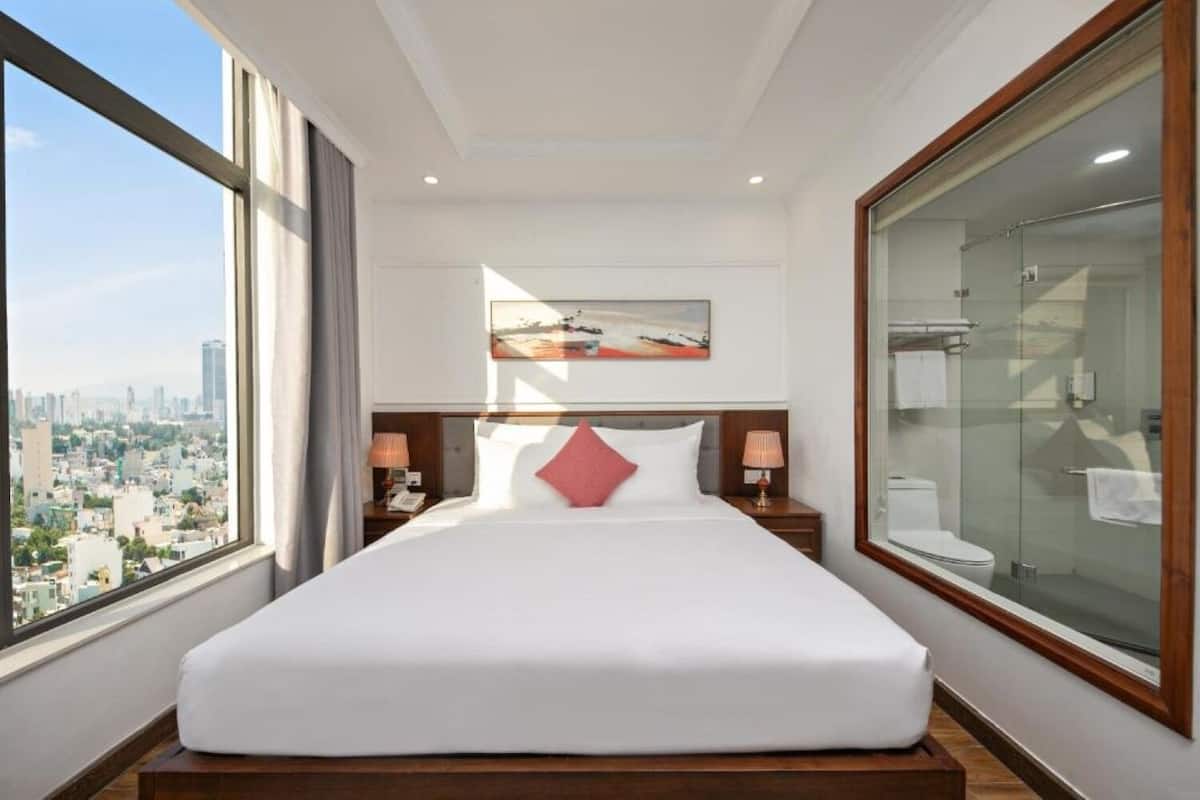 Premier Double Room, City View | Premium bedding, pillowtop beds, minibar, in-room safe