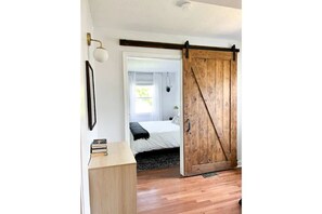 3 makuuhuonetta, työpöytä, silitysrauta/-lauta, vauvan matkasänky