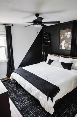 3 bedrooms, desk, iron/ironing board, travel cot - Swanky Retreat - Mins to Everything  (Nashville)