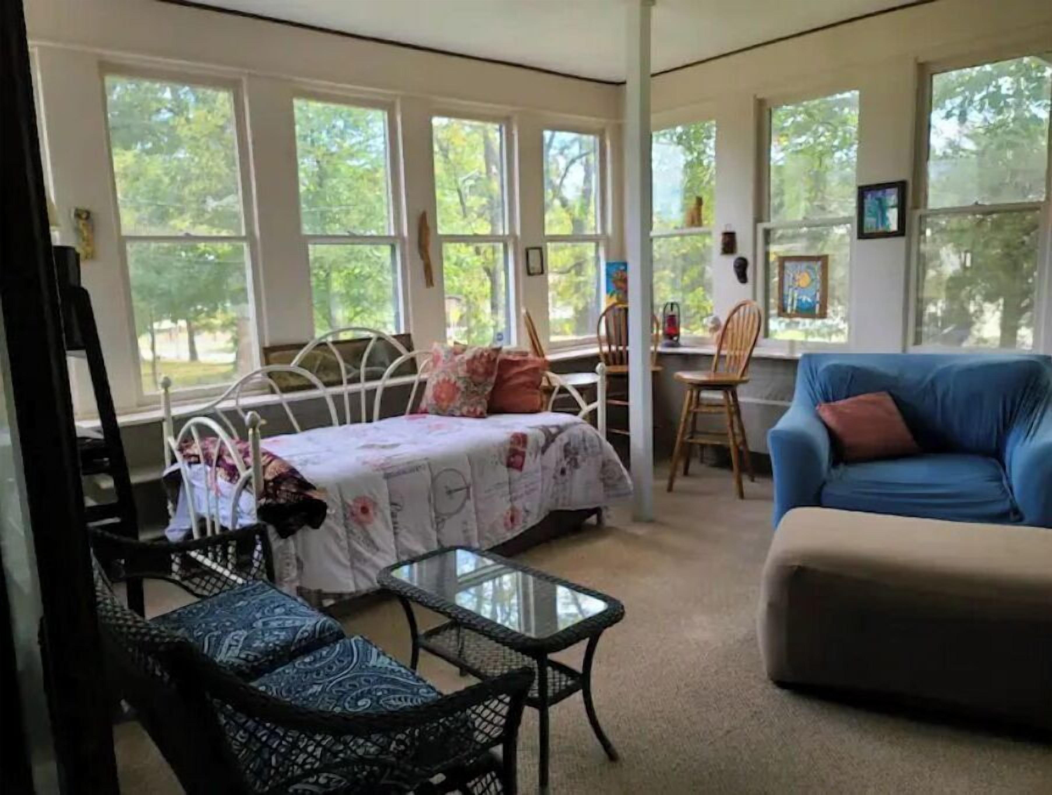 Smart TV, fireplace, books, stereo