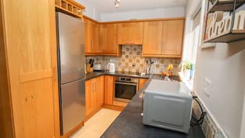 Dishwasher, electric kettle, toaster, cookware/dishes/utensils