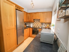 Dishwasher, electric kettle, toaster, cookware/dishes/utensils - Pebble Lodge (Kenmare)