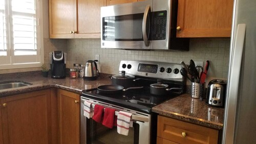 3BR 2.5BTH Clean Spacious House-Free Parking! Perfect Location!