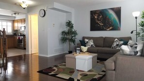 Smart TV - 3BR 2.5BTH Clean Spacious House-Free Parking! Perfect Location! (Ajax)